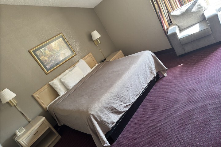 Deluxe King Bed (1 of 10)