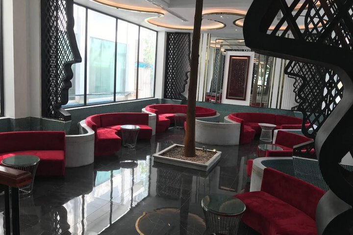 Lounge 33 of 37