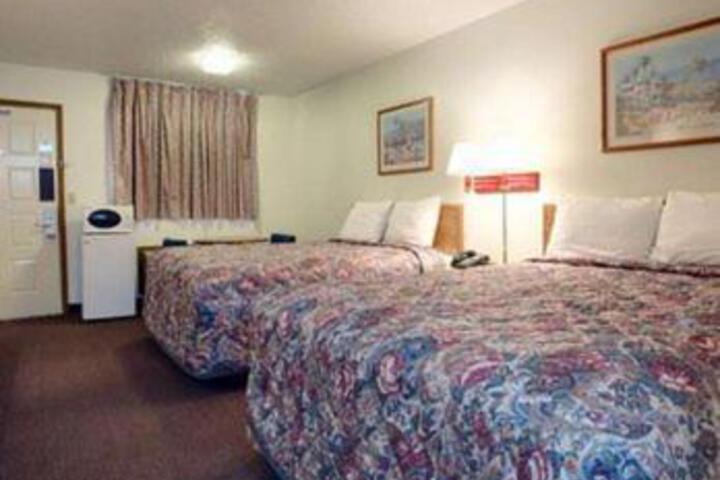 1 Queen Bed (1 of 3)