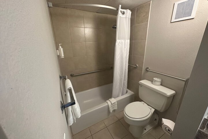 Room 16 of 28