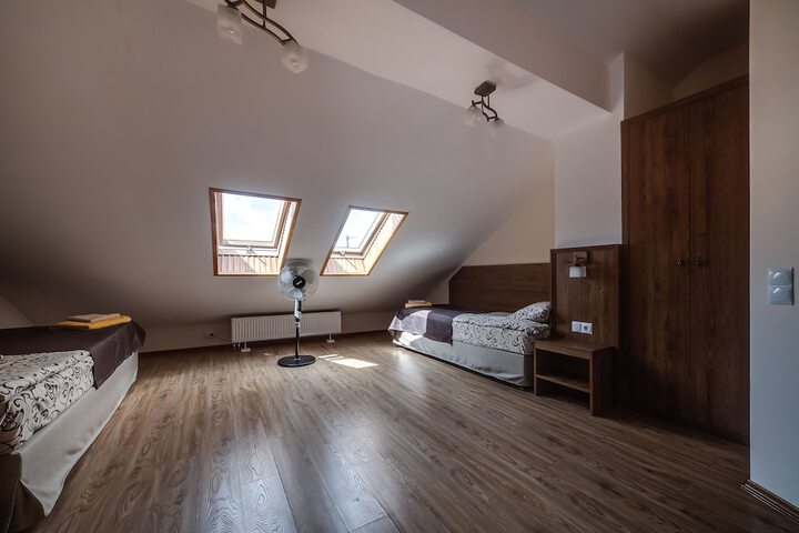 Room 12 of 25