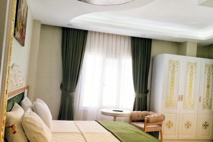 Room 2 of 10