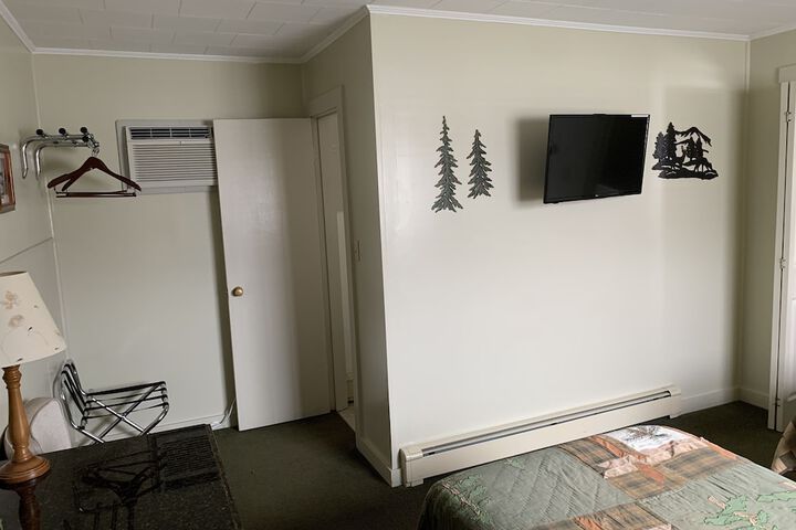 Motel Standard Queen Bed (22 of 23)