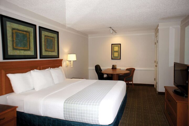 1 King Bed Deluxe Room (12 of 21)
