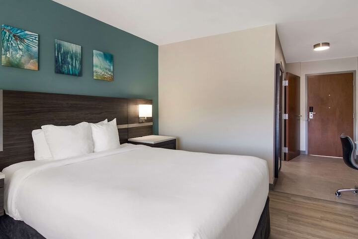 1 Queen Bed (13 of 16)