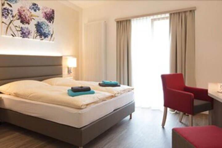 Room 10 of 28