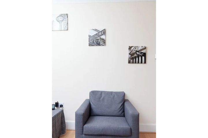 Room 10 of 14