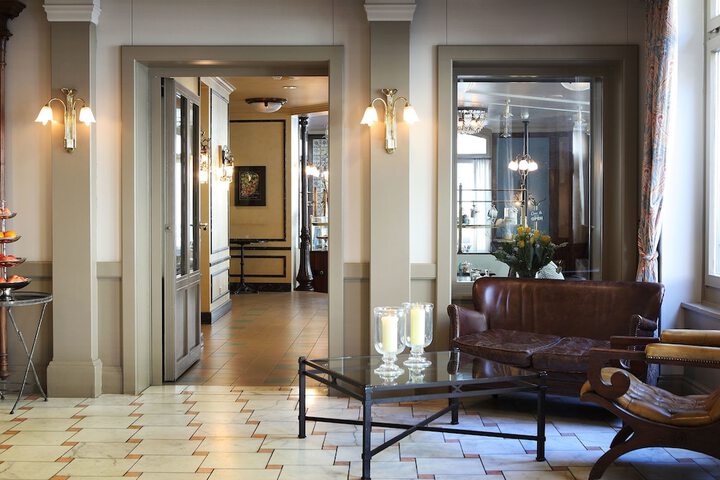 Entrance & Lobby