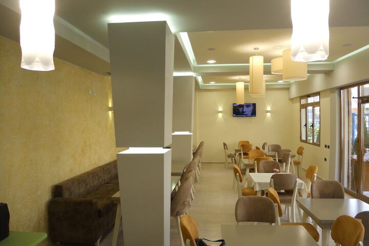 Lounge 32 of 41