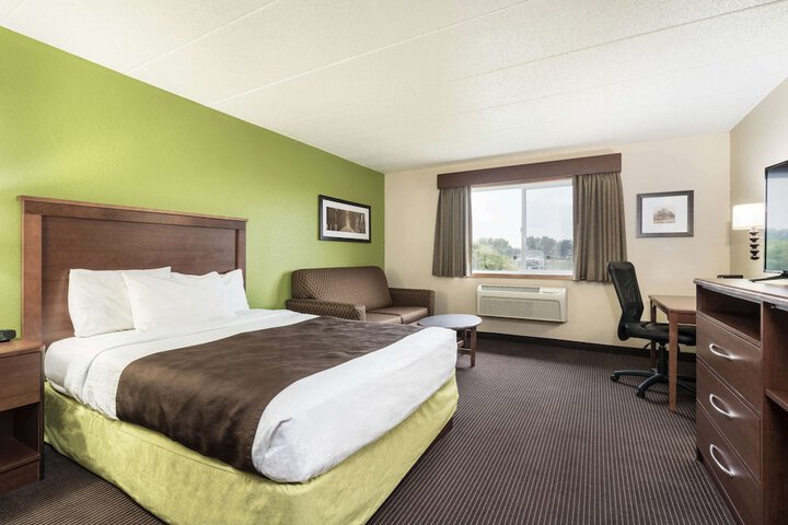 1 Queen Bed Accessible Room (12 of 15)