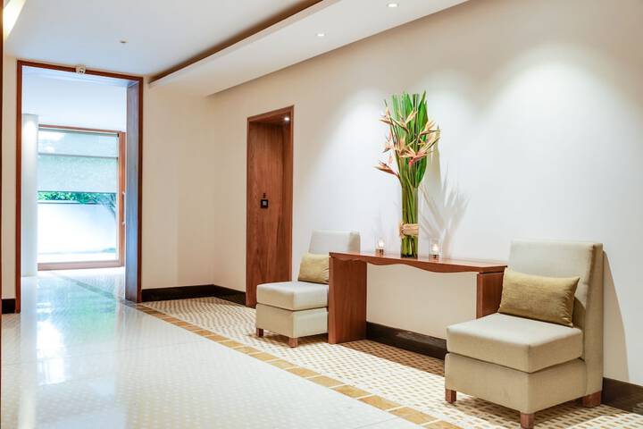 Entrance & Lobby
