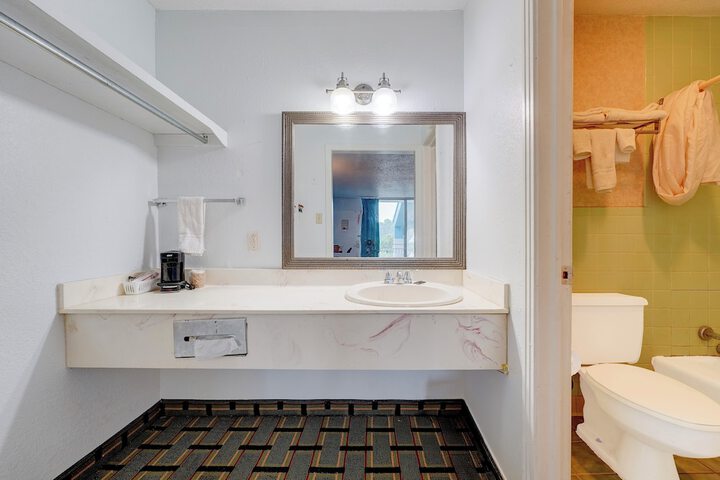 Room 40 of 61