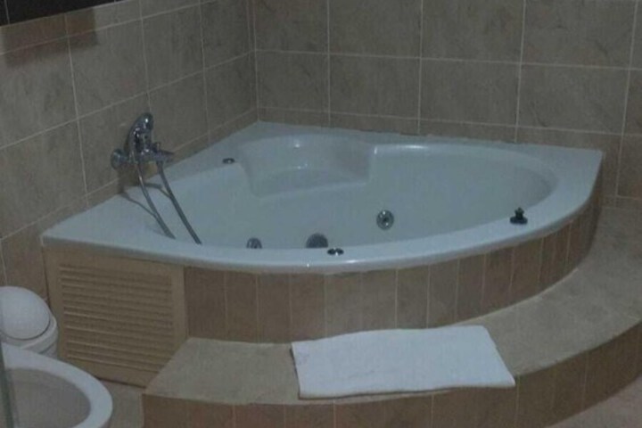 Hot Tub 4 of 17