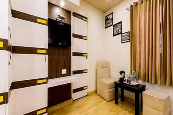 Room 4 of 16