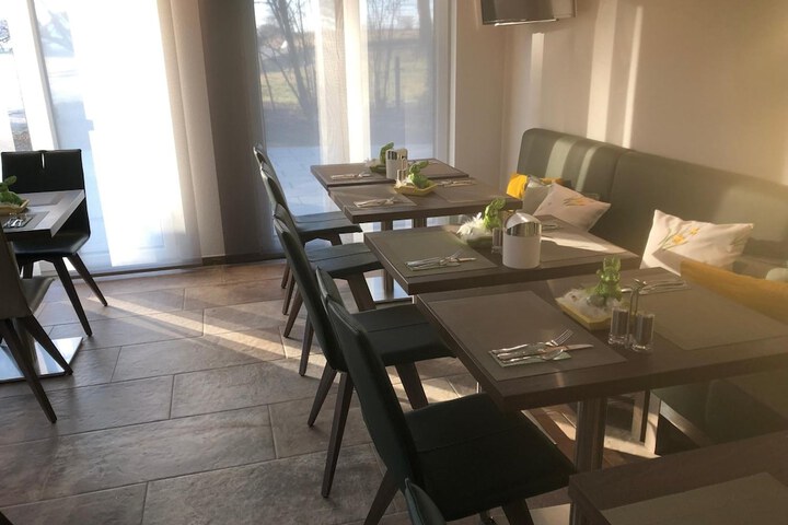 Dining 33 of 48