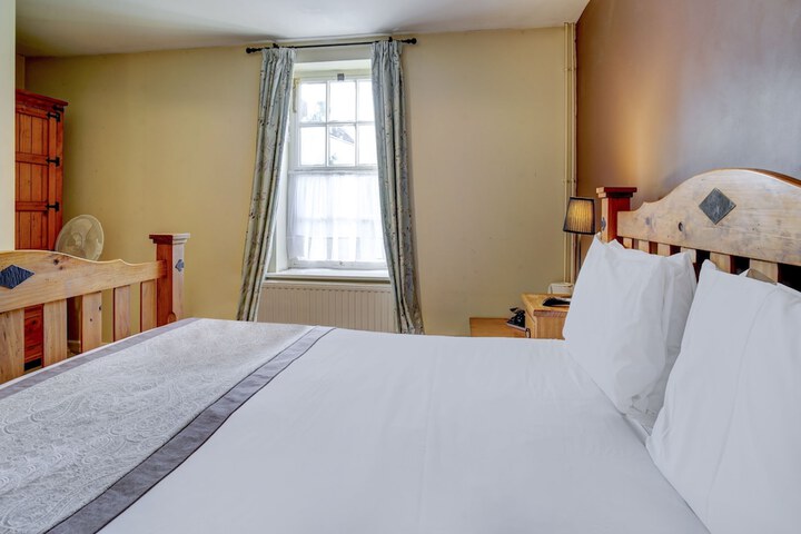 Room 10 of 33