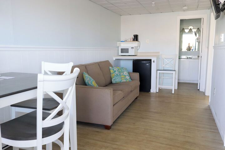 Room 4 of 33