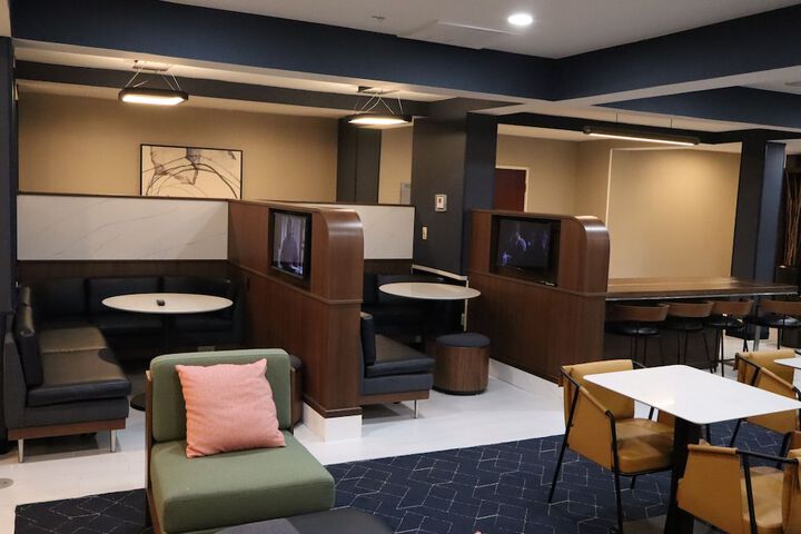 Lobby lounge
