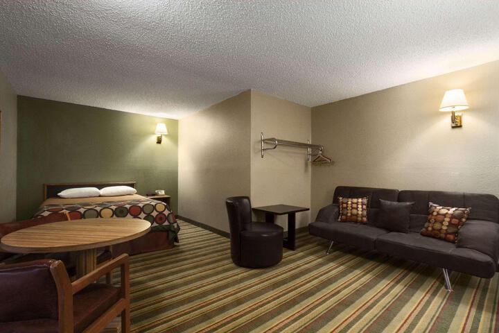 1 Queen Bed (4 of 17)