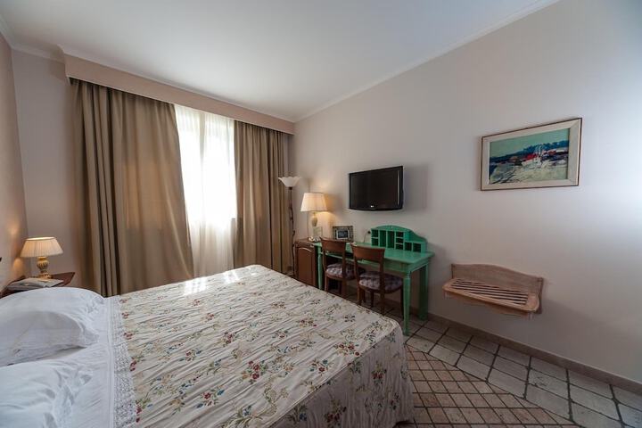 Room 30 of 65
