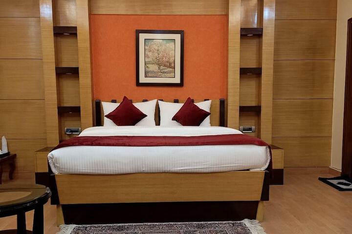 Room 12 of 27