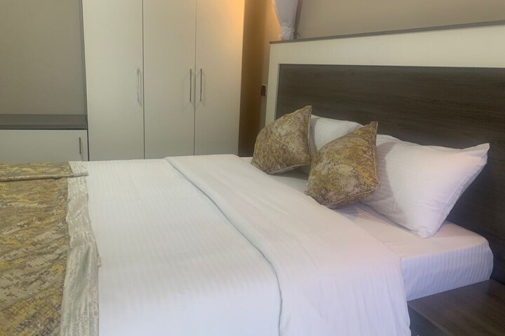 Room 5 of 12