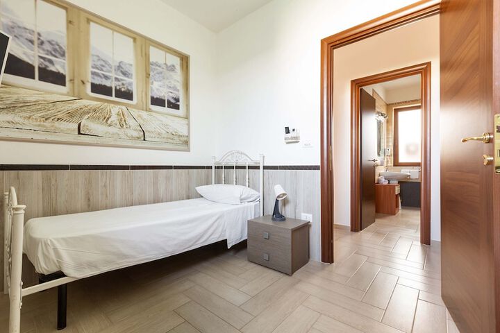 Room 3 of 27
