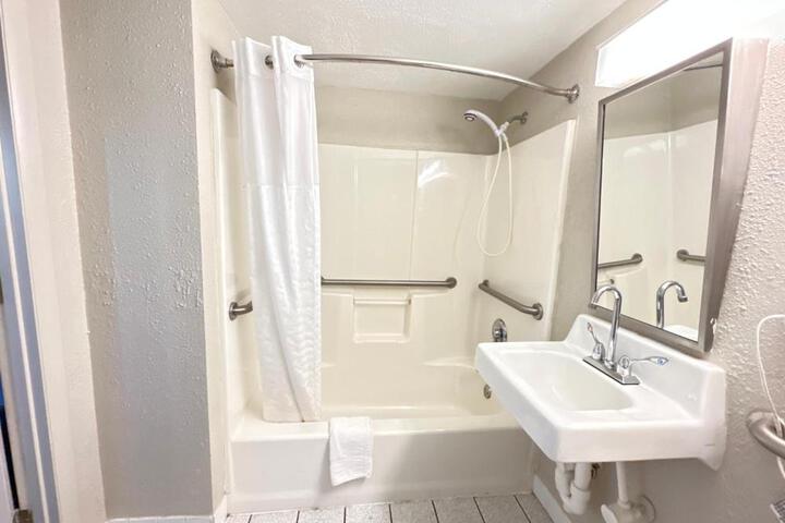 Double Accessible King Size Bed (2 of 17)