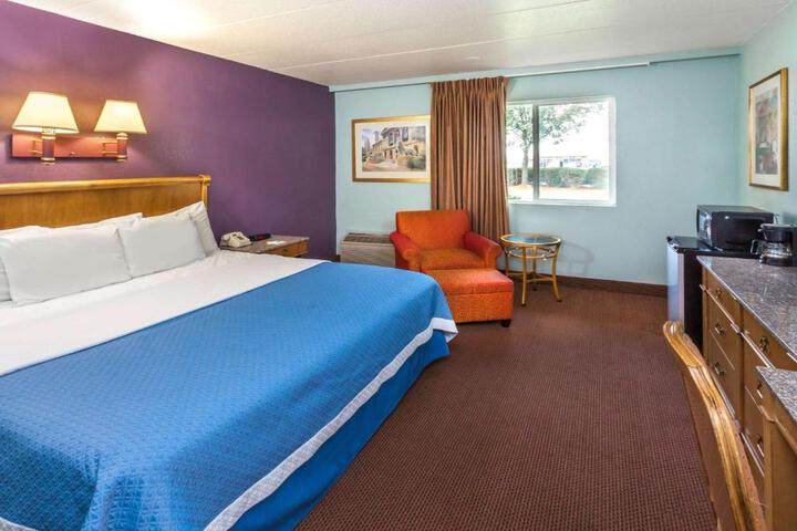 1 King Bed (3 of 7)
