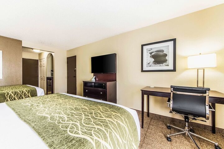 2 Queen Beds (2 of 6)