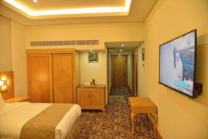 Room 17 of 33
