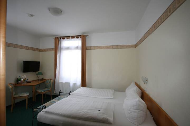Room 7 of 16