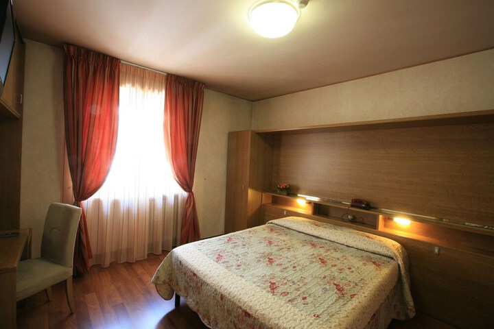 Room 8 of 37