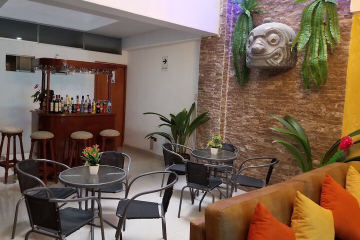 Lounge 29 of 37