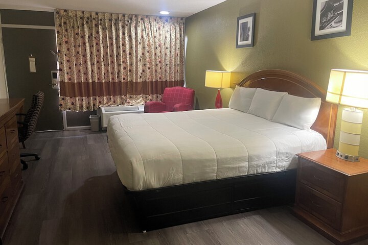 1 King Bed (8 of 19)