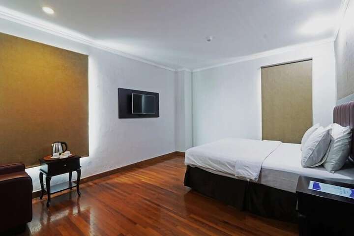 Room 13 of 34