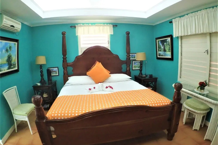 Room 4 of 9