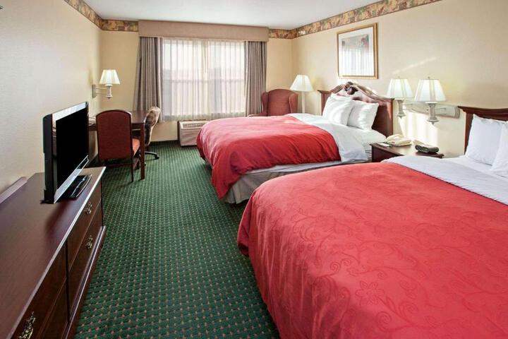 2 Queen Beds (5 of 7)
