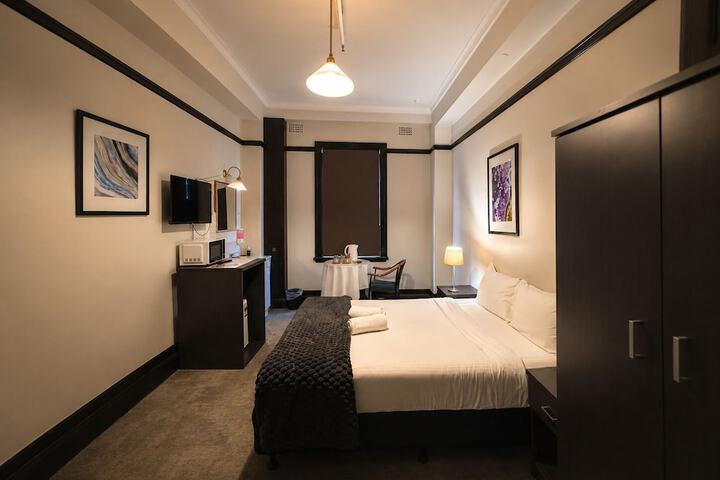 Room 9 of 16