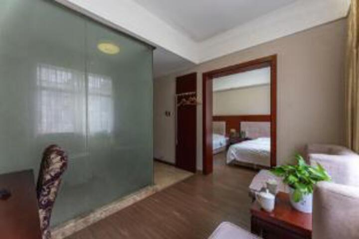 Room 10 of 11
