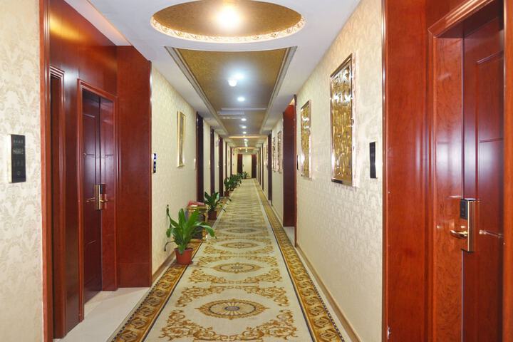Ballroom/Hall 19 of 20