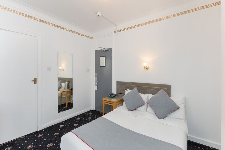 Room 10 of 60