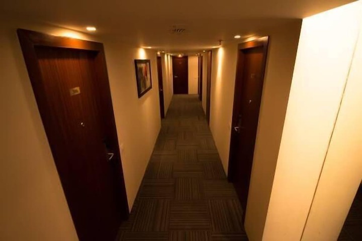 Ballroom/Hall 26 of 30