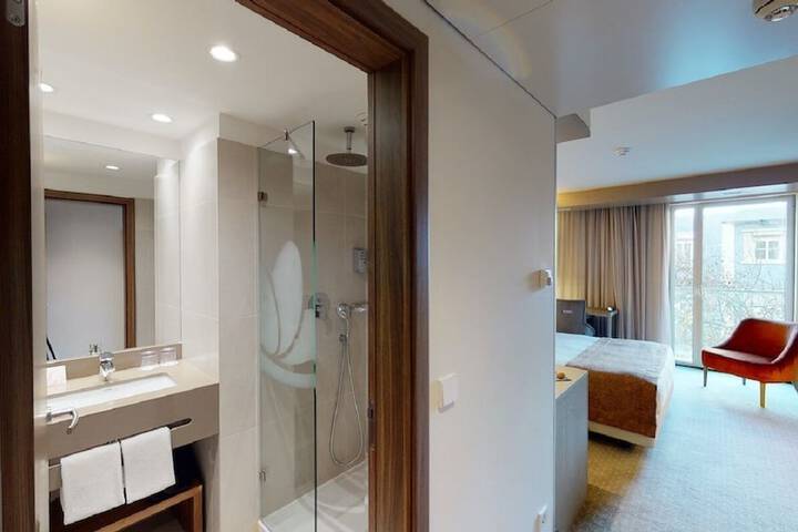 Room 33 of 63