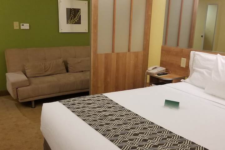 1 Queen Bed (11 of 22)