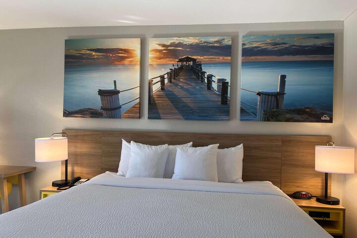 1 King Bed Deluxe Room (3 of 8)