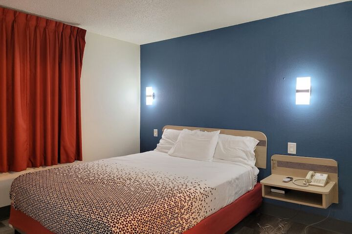 1 Queen Bed (13 of 19)