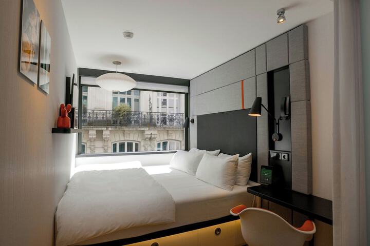 Room 32 of 59