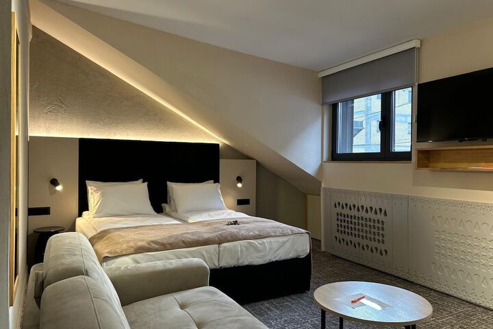 Room 52 of 80