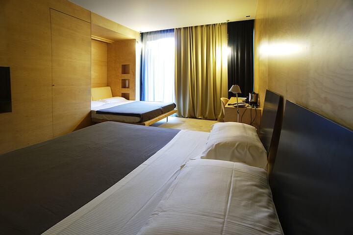 Room 13 of 32